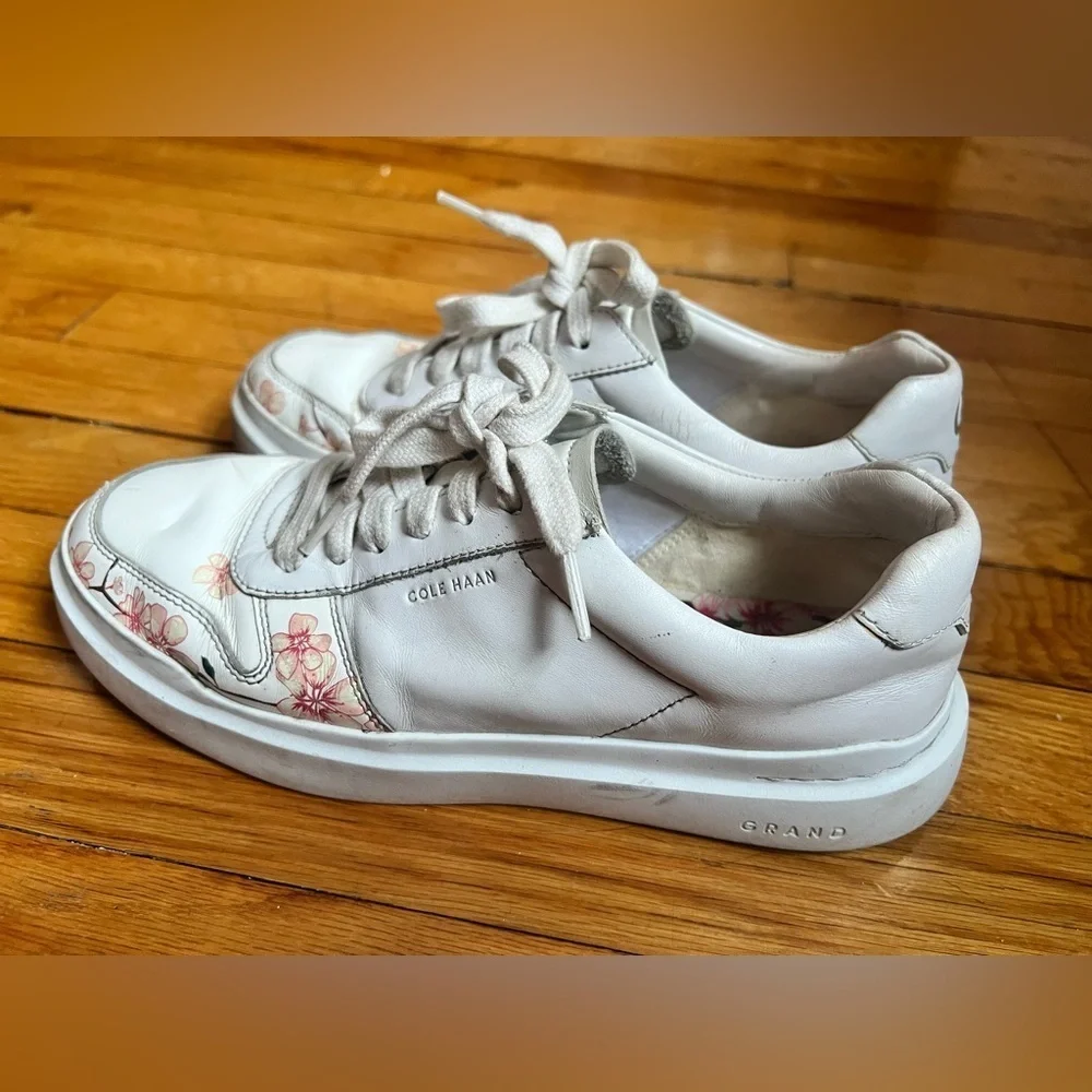 Cole Haan White Floral Sneakers | Size 7